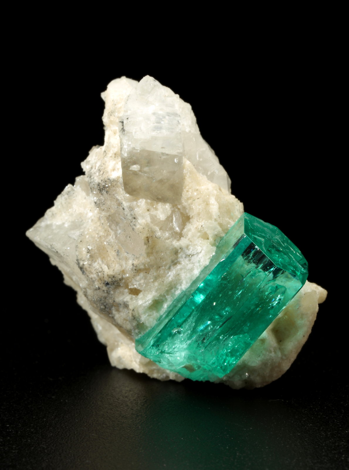 Beryl (variety emerald), Calcite, Dolomite
30x28x27mm, xl=17x8.5mm
(Autor: Fiebre Verde)
