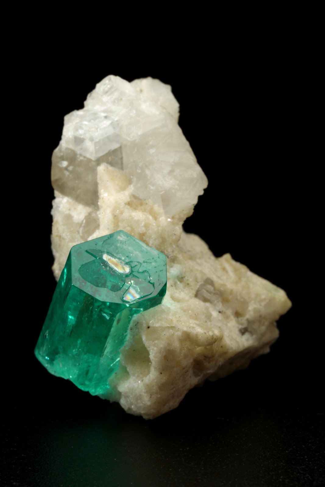 Beryl (variety emerald), Calcite, Dolomite
30x28x27mm, xl=17x8.5mm
(Autor: Fiebre Verde)