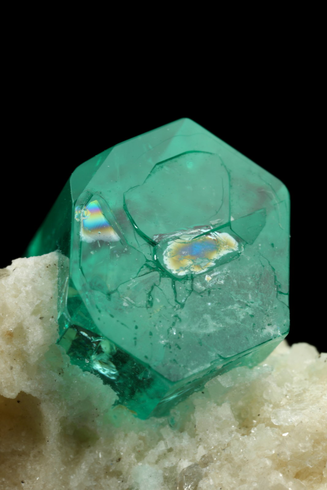 Beryl (variety emerald), Calcite, Dolomite
30x28x27mm, xl=17x8.5mm
(Autor: Fiebre Verde)