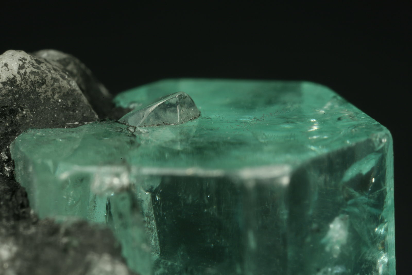 Beryl (variety emerald), Calcite
Emerald crystal = 10mm
(Autor: Fiebre Verde)