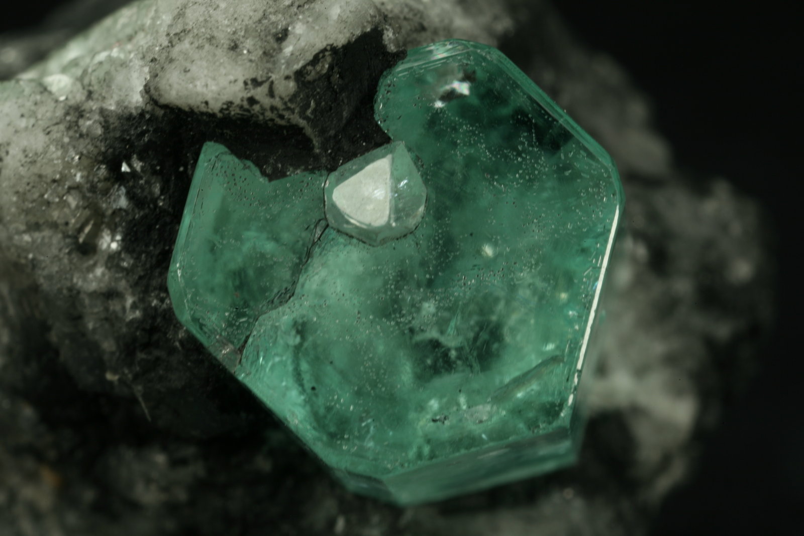 Beryl (variety emerald), Calcite
Emerald crystal = 10mm
(Autor: Fiebre Verde)