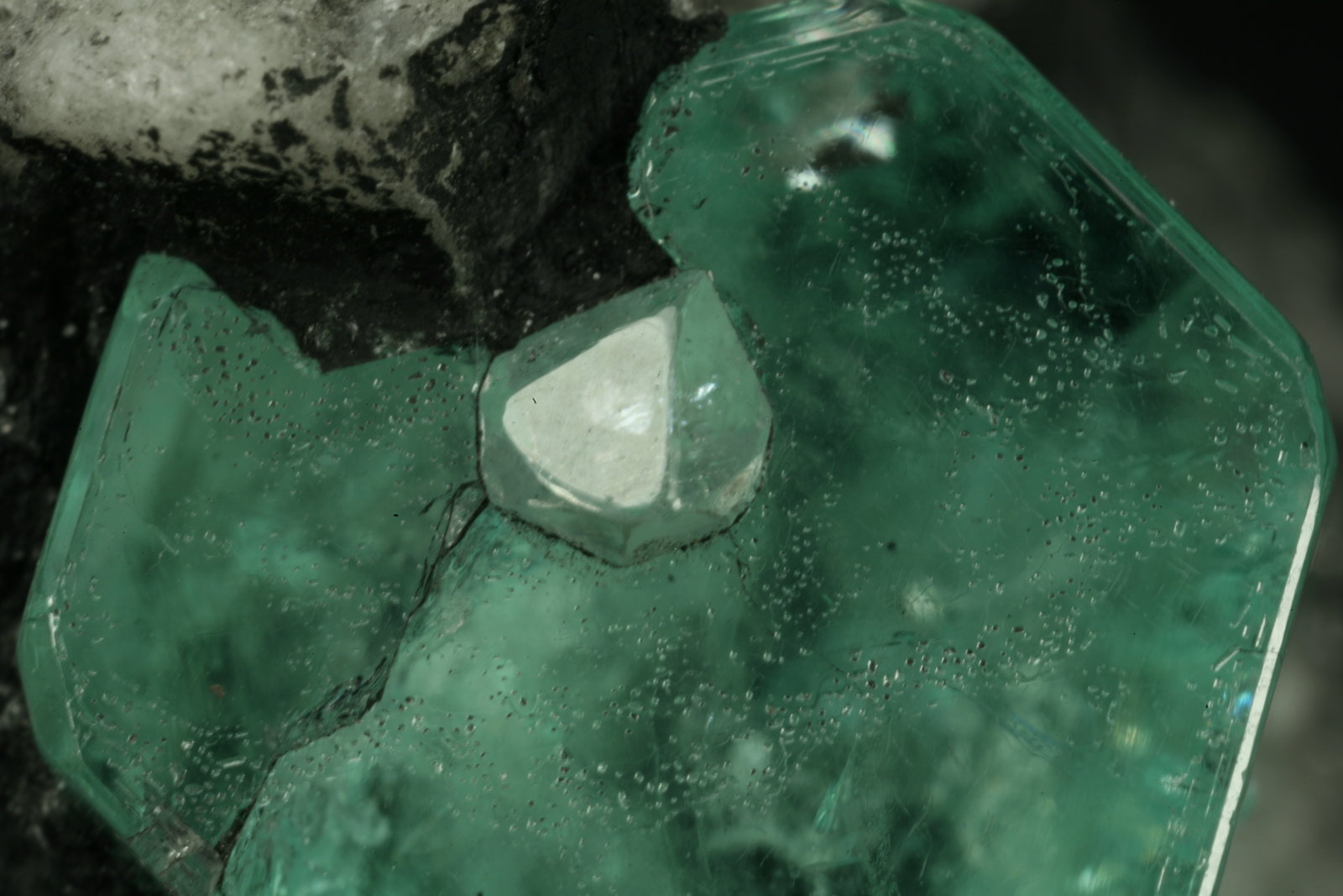 Beryl (variety emerald), Calcite
Emerald crystal = 10mm
(Autor: Fiebre Verde)