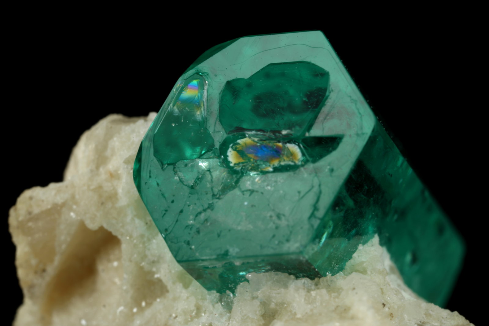 Beryl (variety emerald), Calcite, Dolomite
30x28x27mm, xl=17x8.5mm
(Autor: Fiebre Verde)