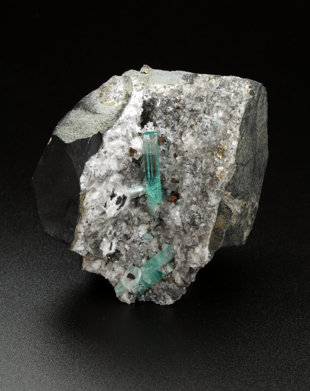 Beryl (variety emerald), Calcite, Pyrite
51x49x46mm, main xl=20mm
(Autor: Fiebre Verde)