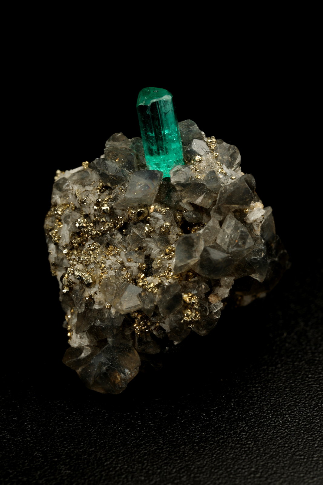 Beryl (variety emerald), Calcite, Pyrite
19x14x21mm, xl=7mm
(Autor: Fiebre Verde)