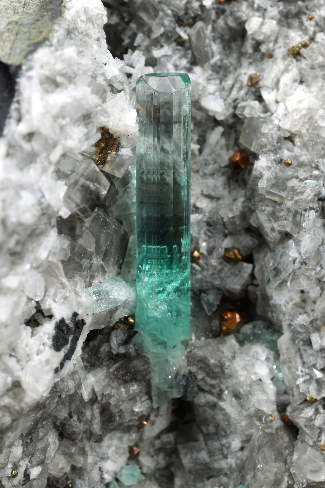 Beryl (variety emerald), Calcite, Pyrite
51x49x46mm, main xl=20mm
(Autor: Fiebre Verde)