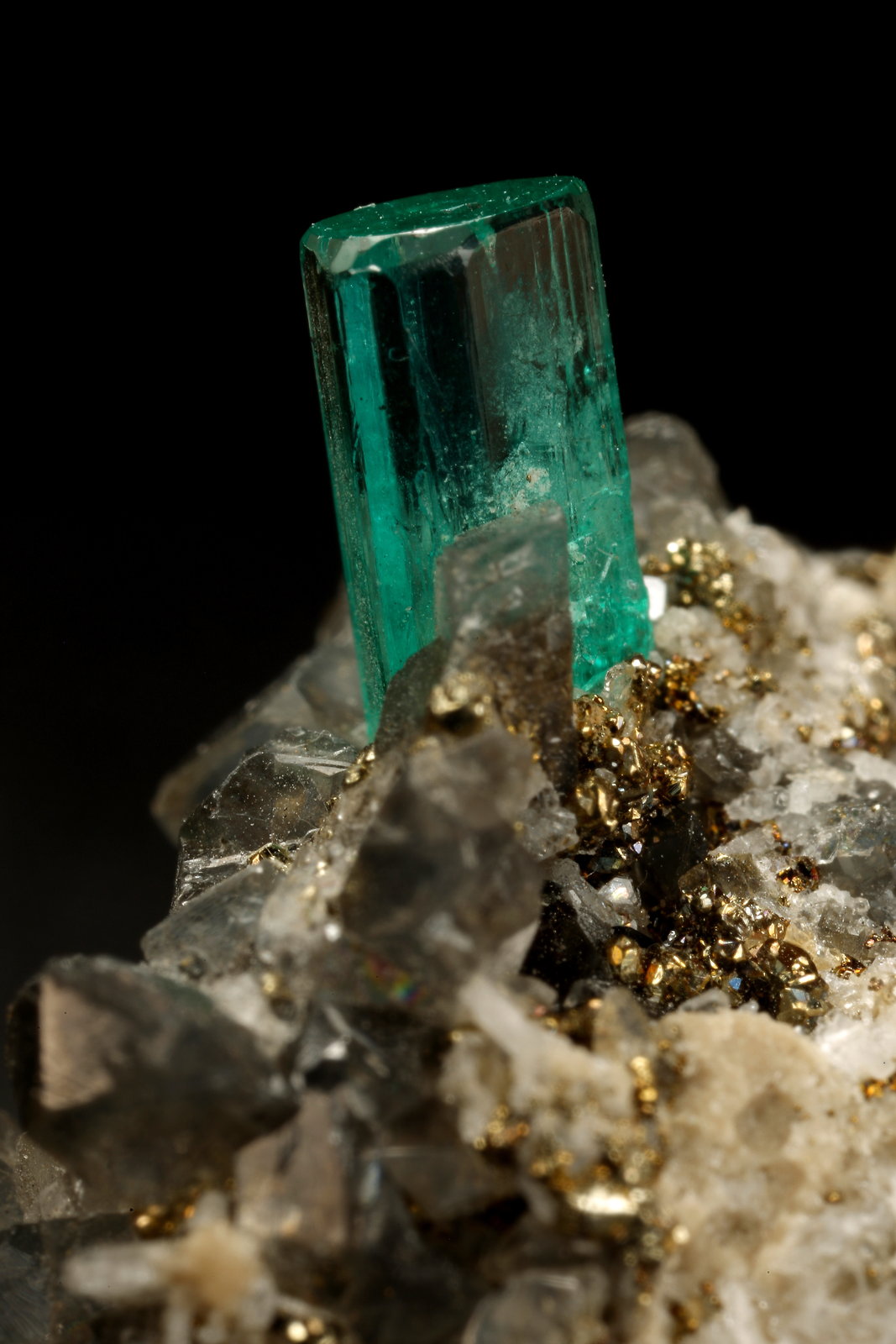 Beryl (variety emerald),  Calcite, Pyrite
19x14x21mm, xl=7mm
(Autor: Fiebre Verde)