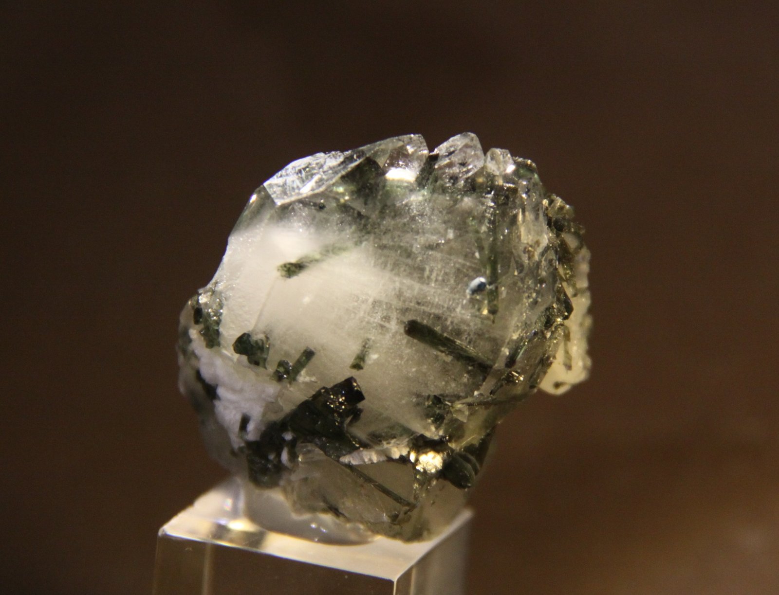 Quartz, Elbaite (variety verdelite)
37mm X 39mm X 25mm
(Autor: Firmo Espinar)