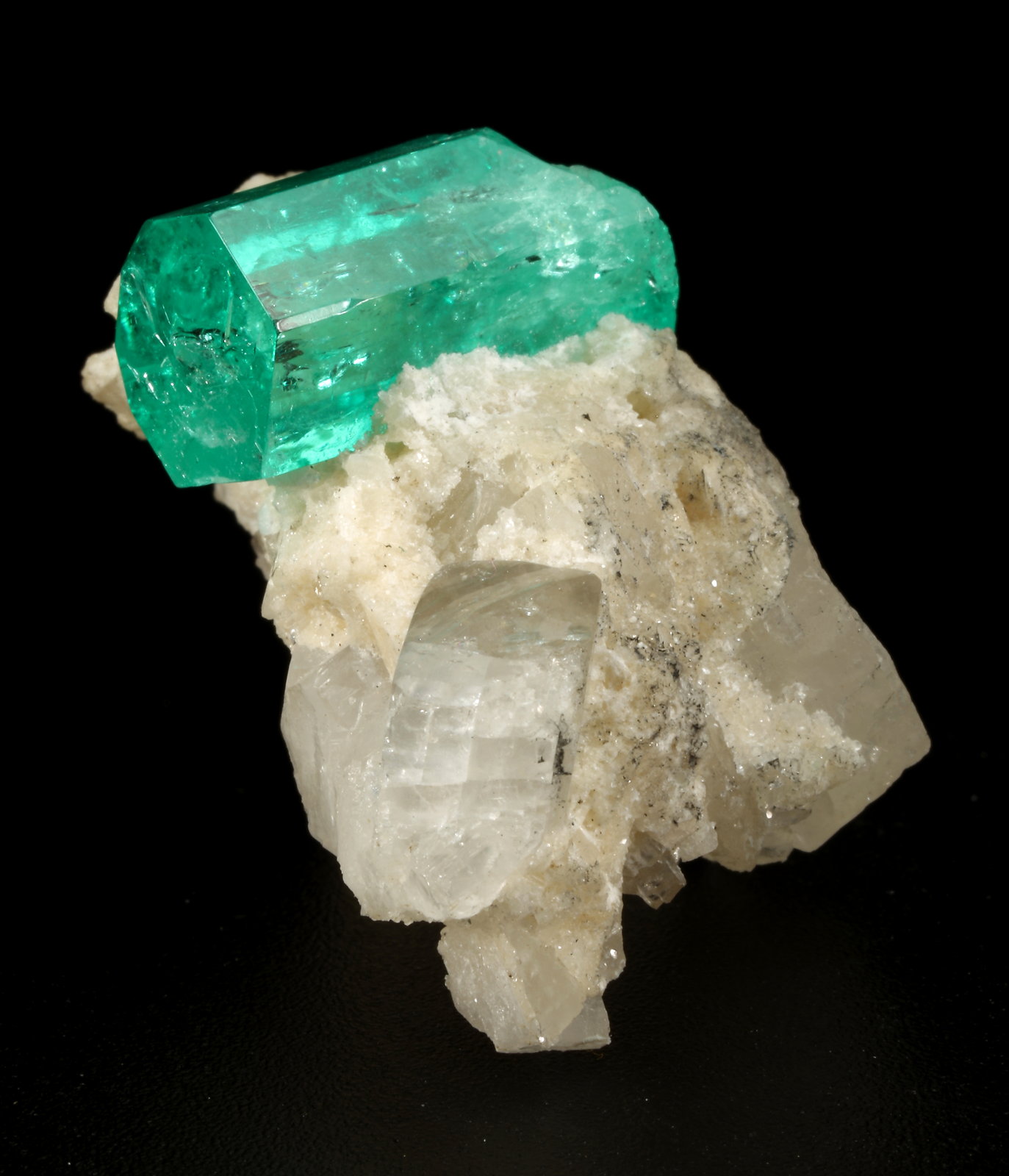 Beryl (variety emerald), Calcite, Dolomite
30x28x27mm, xl=17x8.5mm
(Autor: Fiebre Verde)