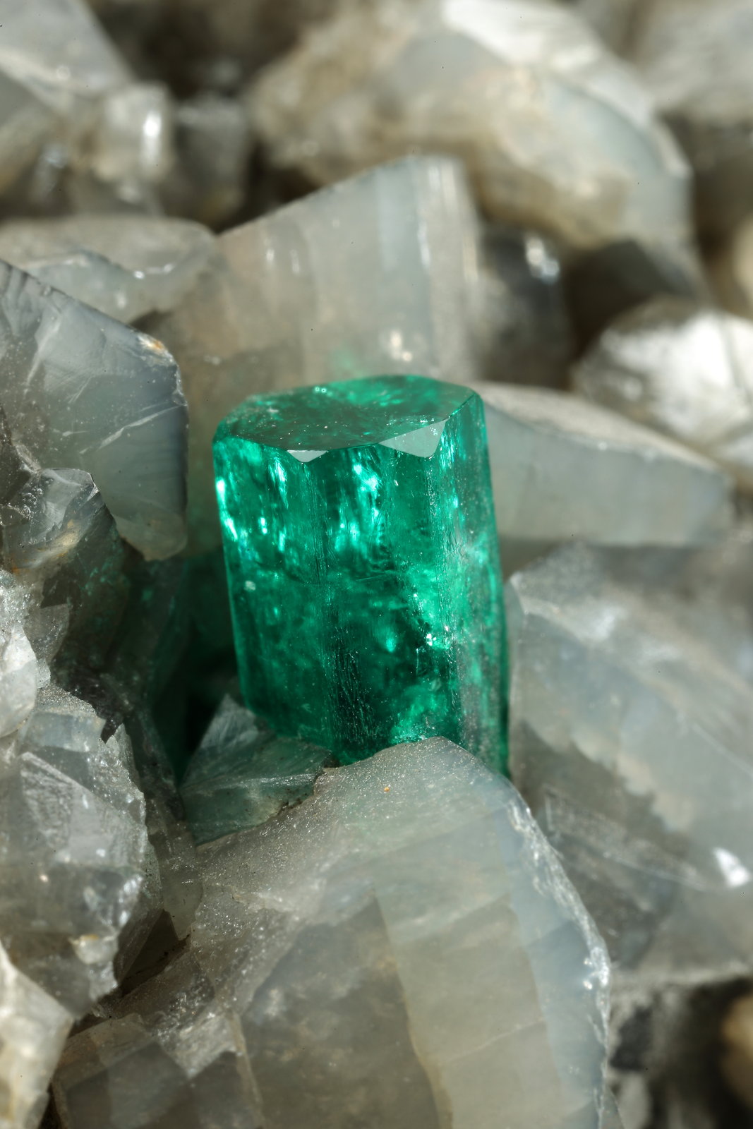 Beryl (variety emerald), Calcite, Dolomite, Pyrite
58x78x96mm, xl=9mm
(Autor: Fiebre Verde)
