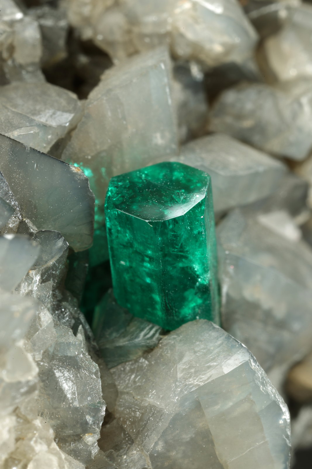 Beryl (variety emerald), Calcite, Dolomite, Pyrite
58x78x96mm, xl=9mm
(Autor: Fiebre Verde)