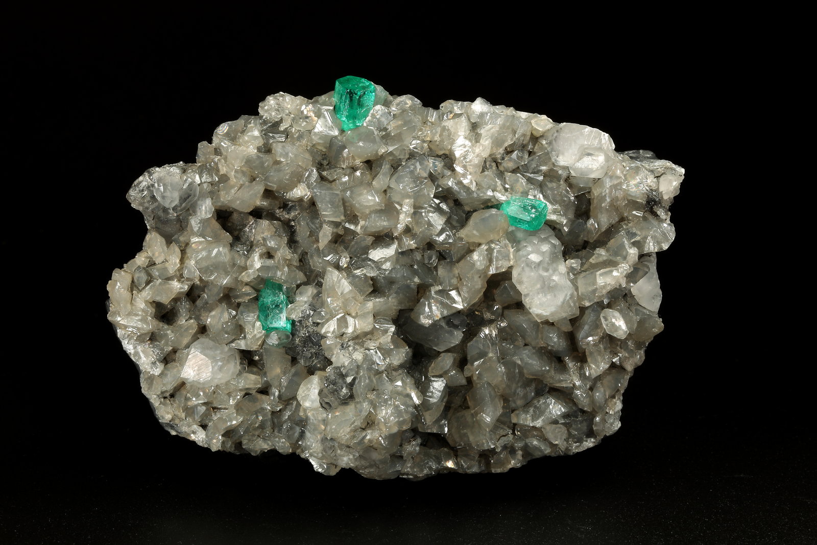 Beryl (variety emerald), Calcite, Dolomite
81x58x36mm, xls up to 6mm
(Autor: Fiebre Verde)