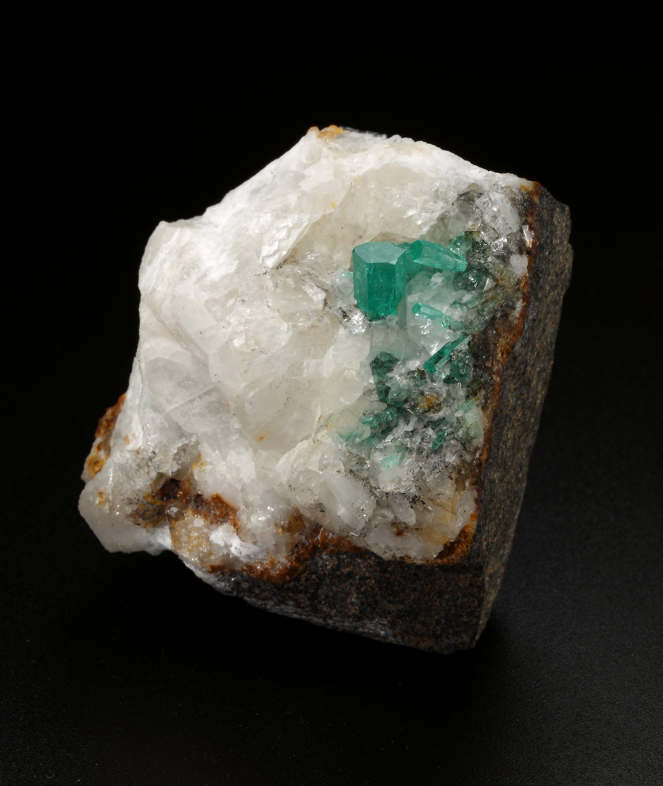 Beryl (variety emerald), Calcite, Quartz
40x44x41mm, xls up to 5mm
(Autor: Fiebre Verde)
