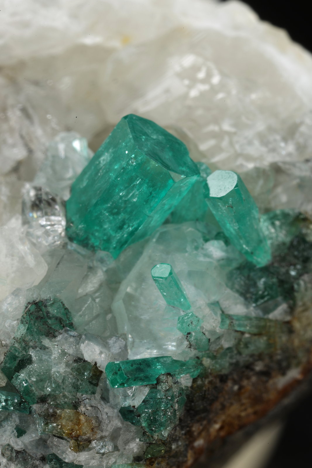 Beryl (variety emerald), Calcite, Quartz
40x44x41mm, xls up to 5mm
(Autor: Fiebre Verde)