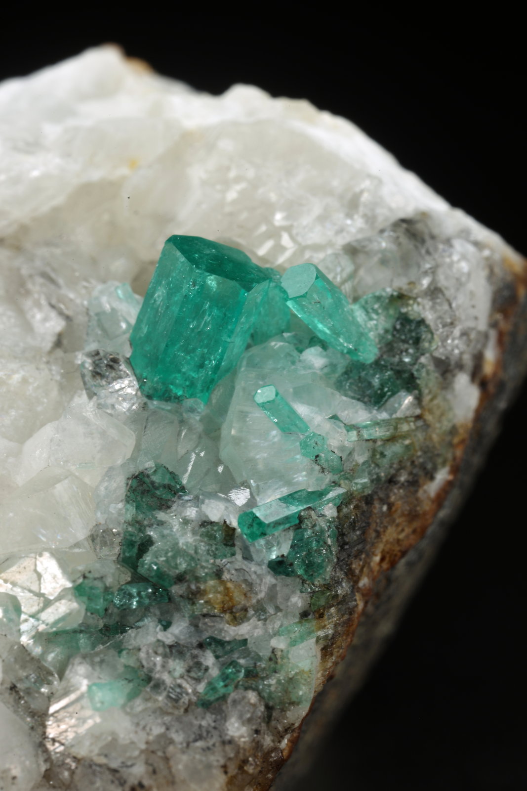 Beryl (variety emerald), Calcite, Quartz
40x44x41mm, xls up to 5mm
(Autor: Fiebre Verde)