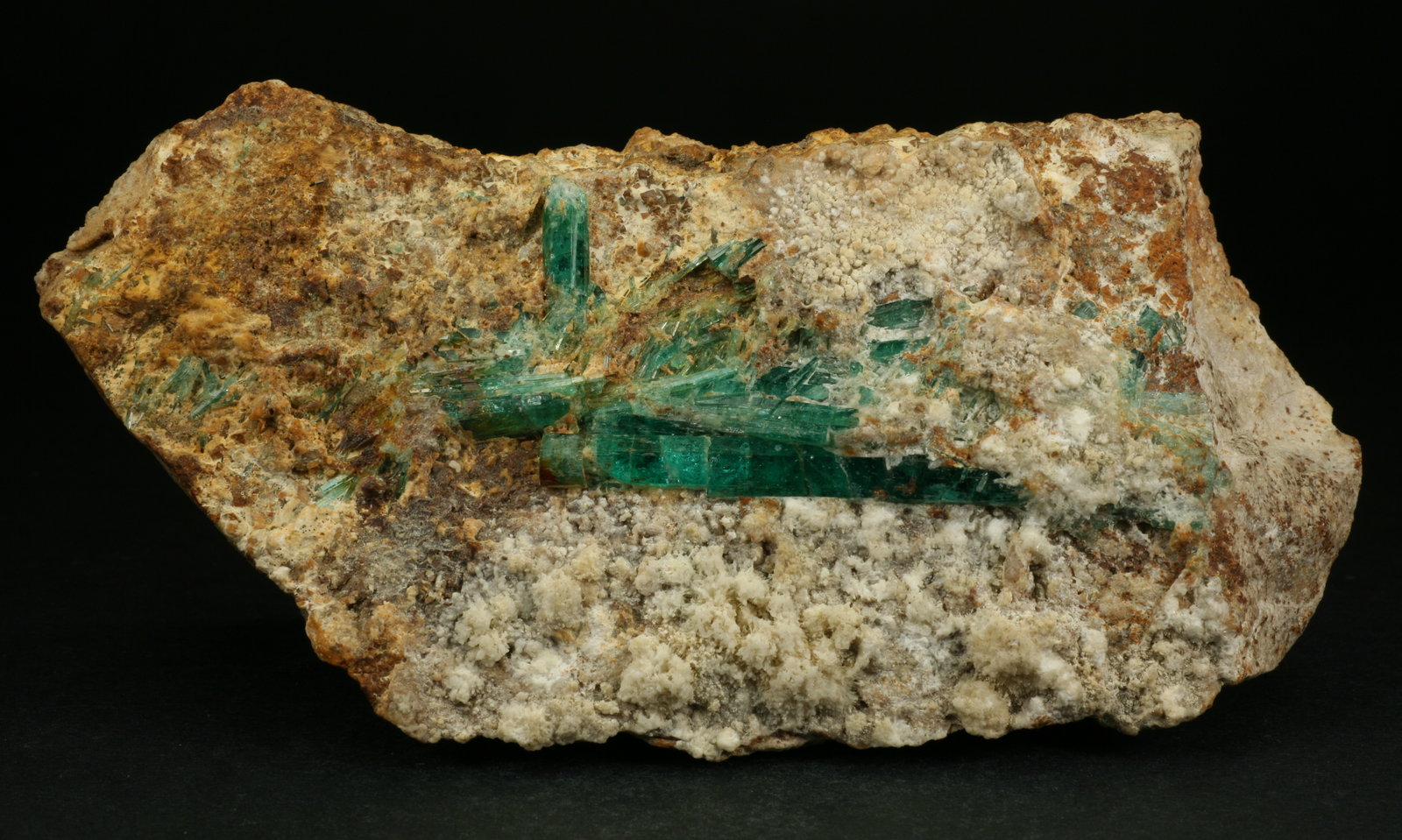 Beryl (variety emerald), Calcite, Albite
125x40x60mm, main xl=42mm
(Autor: Fiebre Verde)