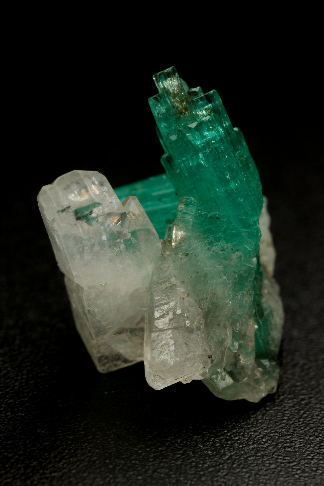 Beryl (variety emerald)
xls=12mm (aggregate) 
(Autor: Fiebre Verde)