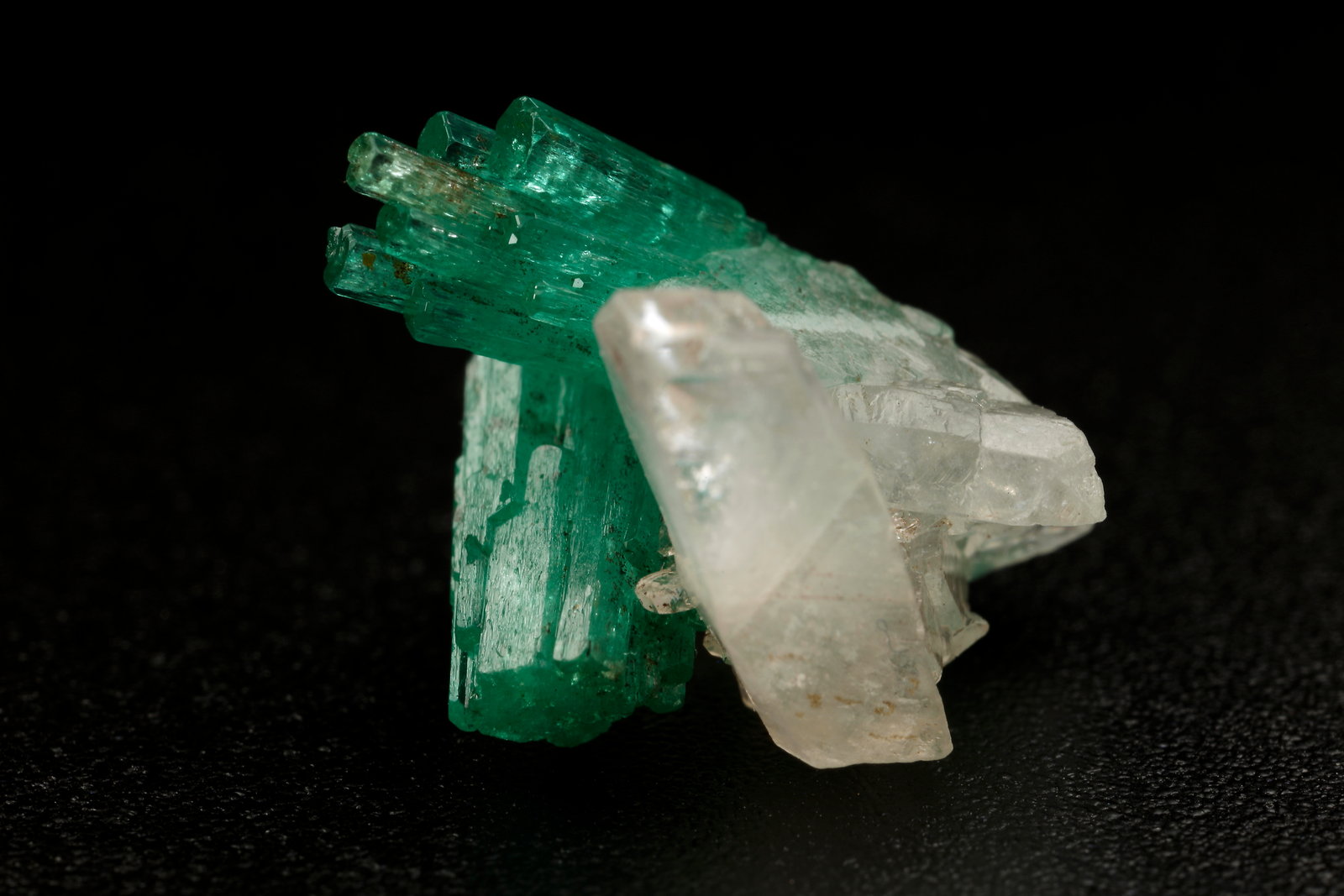 Beryl (variety emerald), Calcite
Beryl xls=12mm (aggregate) & 9mm
(Autor: Fiebre Verde)