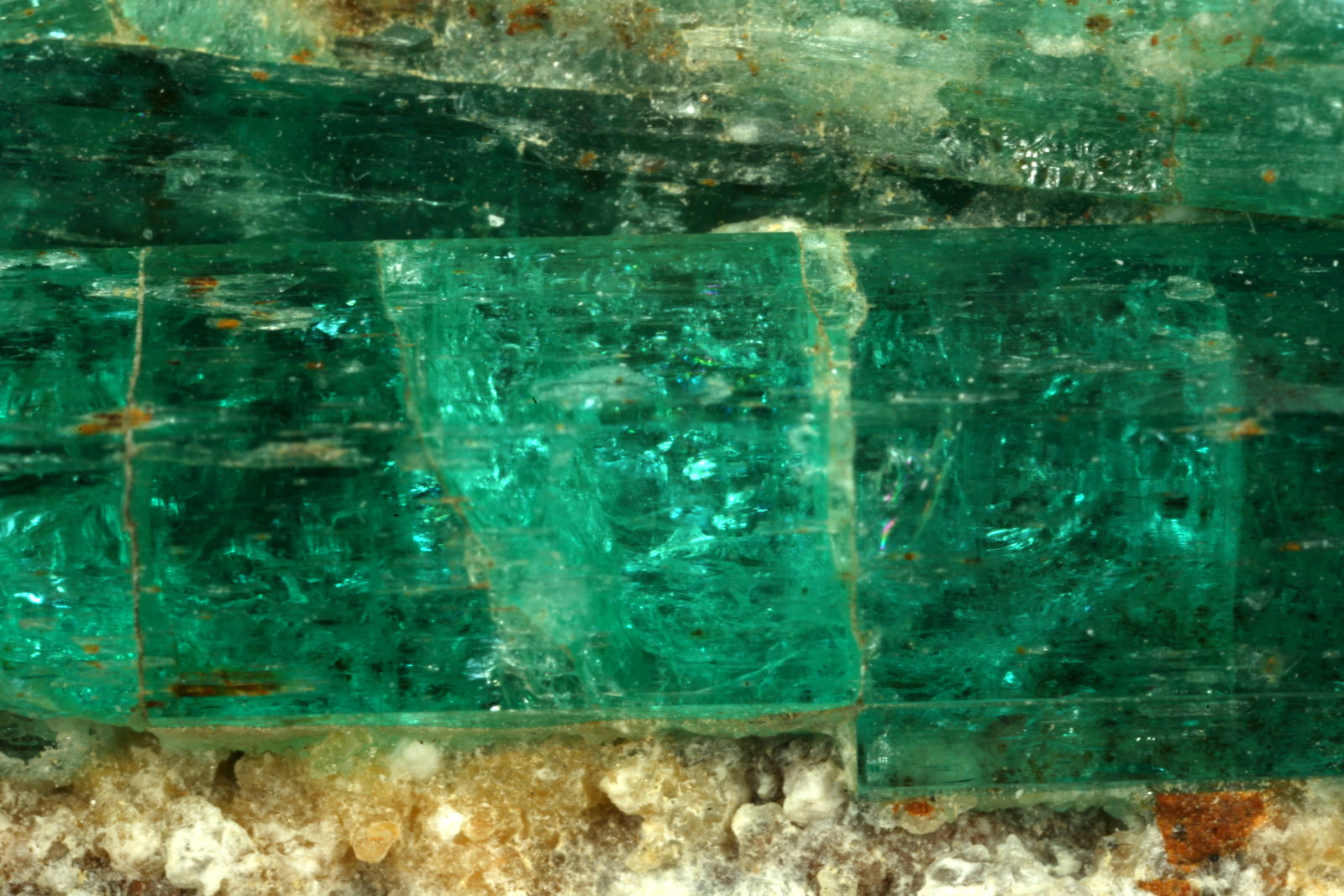 Beryl (variety emerald), Calcite, Albite
125x40x60mm, main xl=42mm
(Autor: Fiebre Verde)