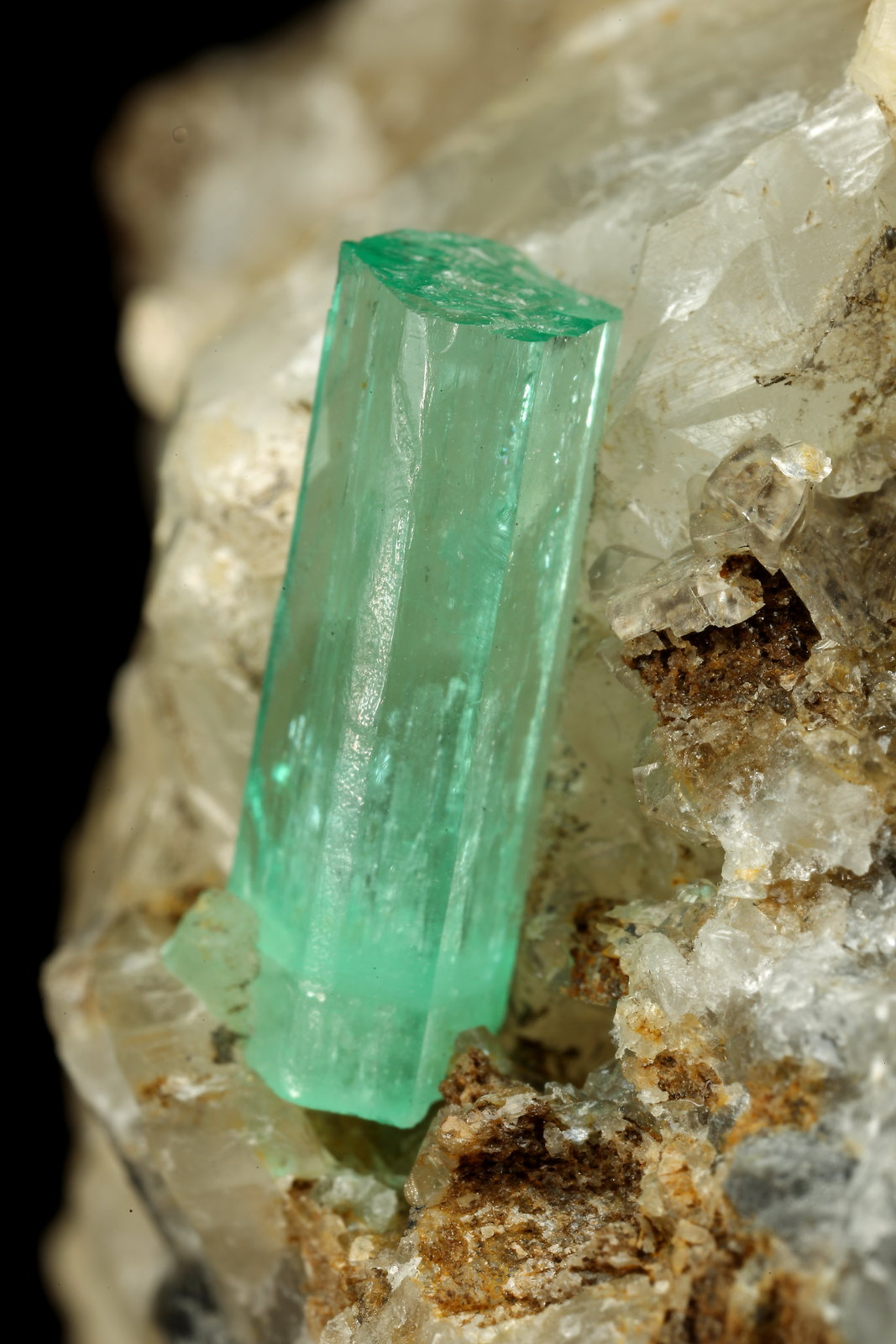 Beryl (variety emerald), Calcite
67x75x65mm, main xl=14mm
(Autor: Fiebre Verde)