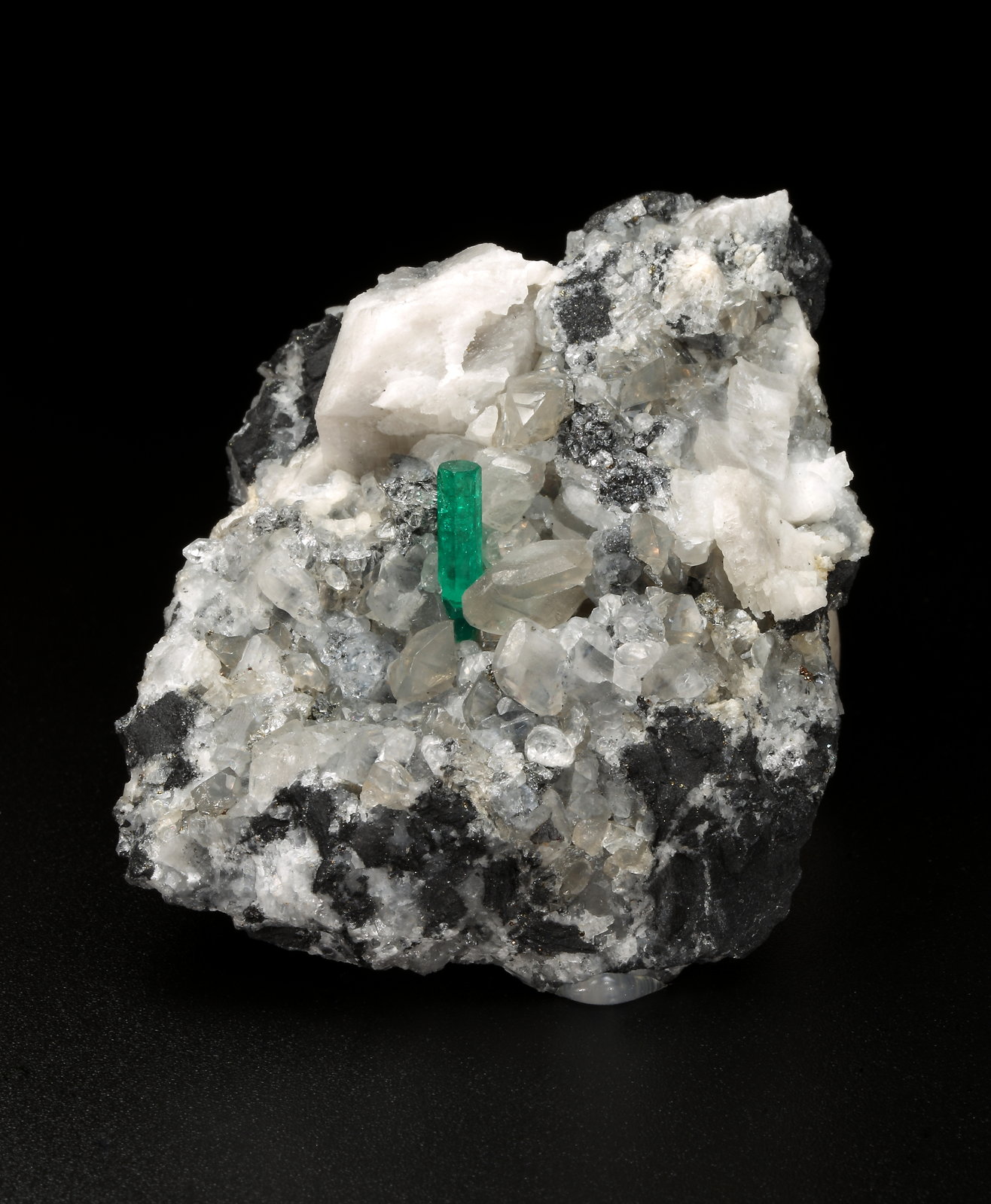 Beryl (variety emerald), Calcite, Dolomite, Pyrite
46x68x26mm, xl=11mm
(Autor: Fiebre Verde)