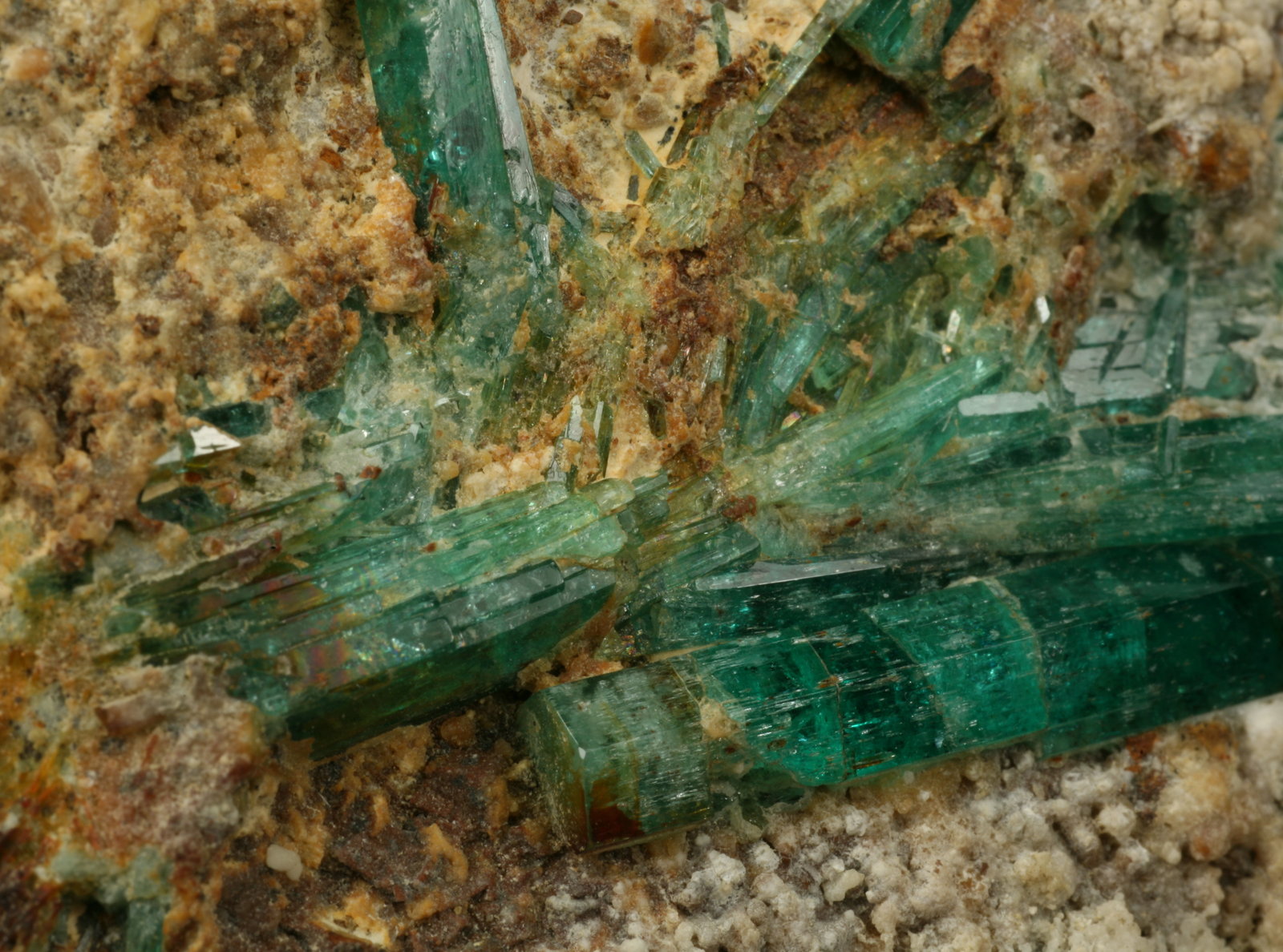 Beryl (variety emerald), Calcite, Albite
125x40x60mm, main xl=42mm
(Autor: Fiebre Verde)