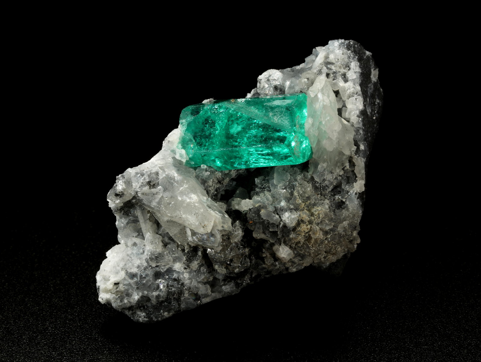 Beryl (variety emerald), Calcite
43x24x24mm, xl=15x8mm
(Autor: Fiebre Verde)