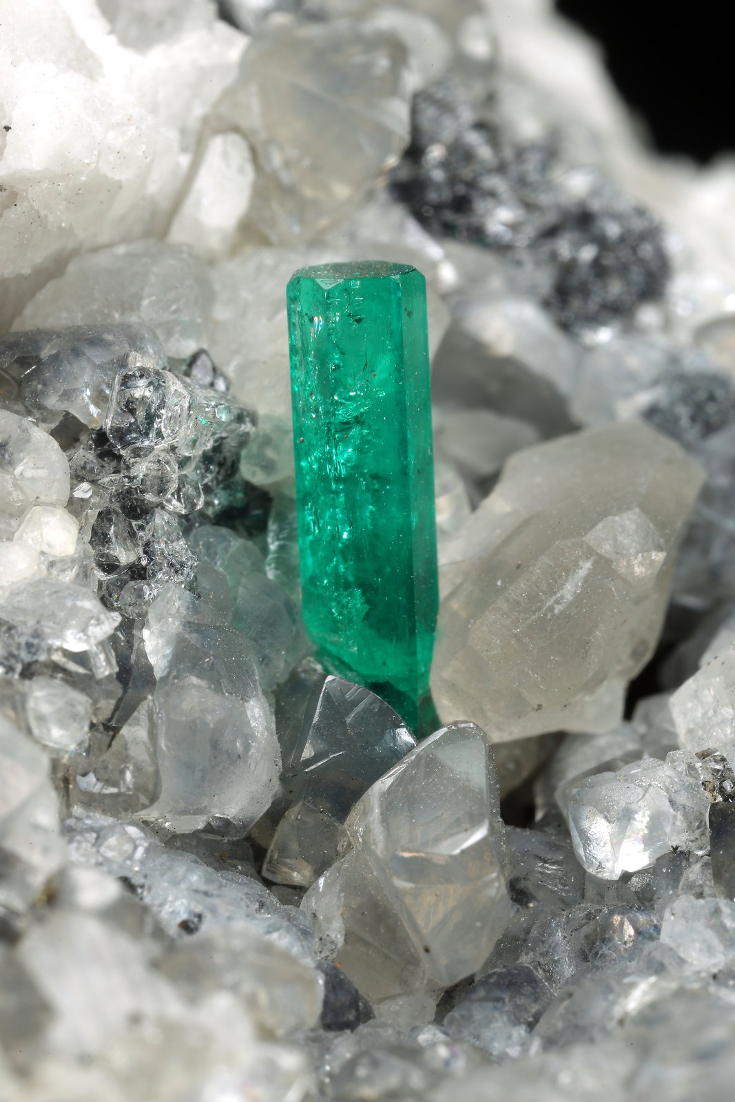 Beryl (variety emerald), Calcite, Dolomite, Pyrite
46x68x26mm, xl=11mm
(Autor: Fiebre Verde)