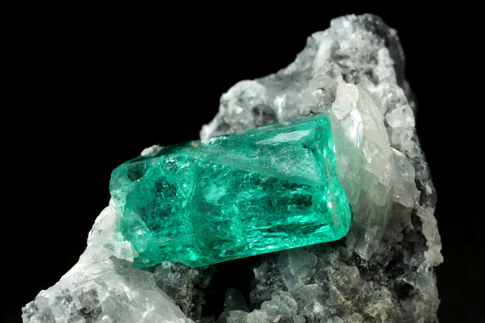 Beryl (variety emerald), Calcite
43x24x24mm, xl=15x8mm
(Autor: Fiebre Verde)