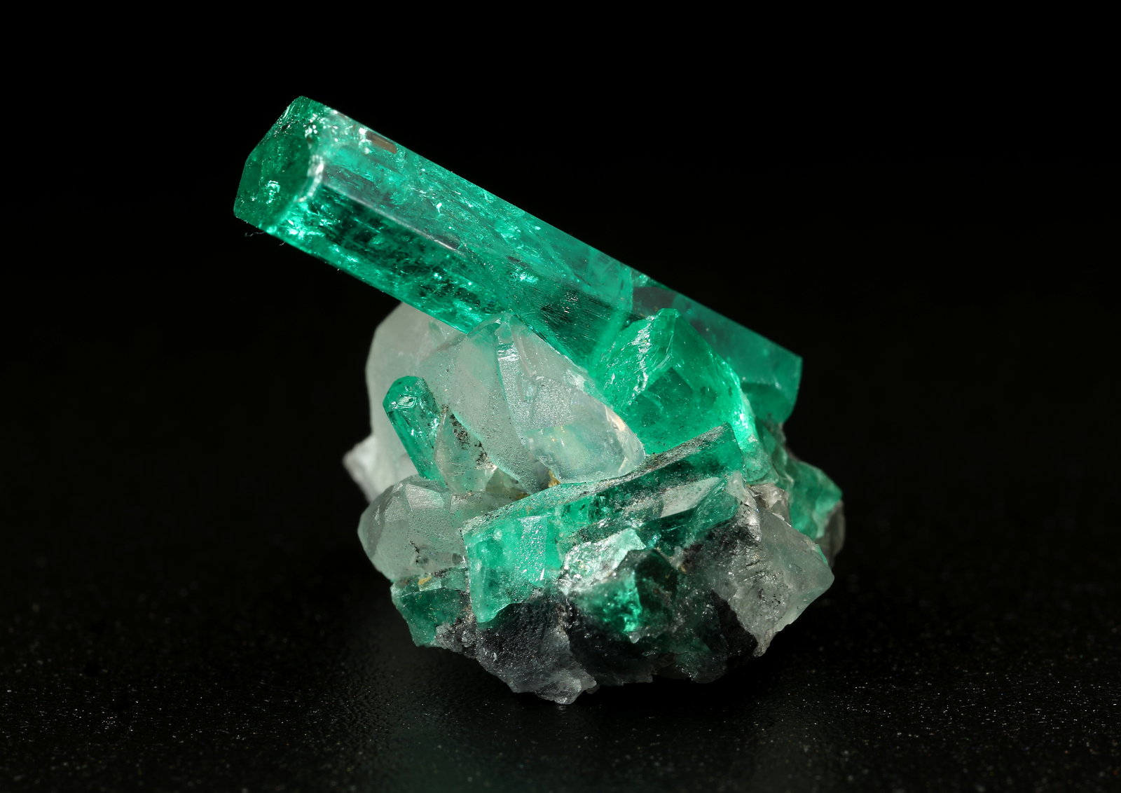 Beryl (variety emerald), Calcite
main xl=18x4.5mm
(Autor: Fiebre Verde)