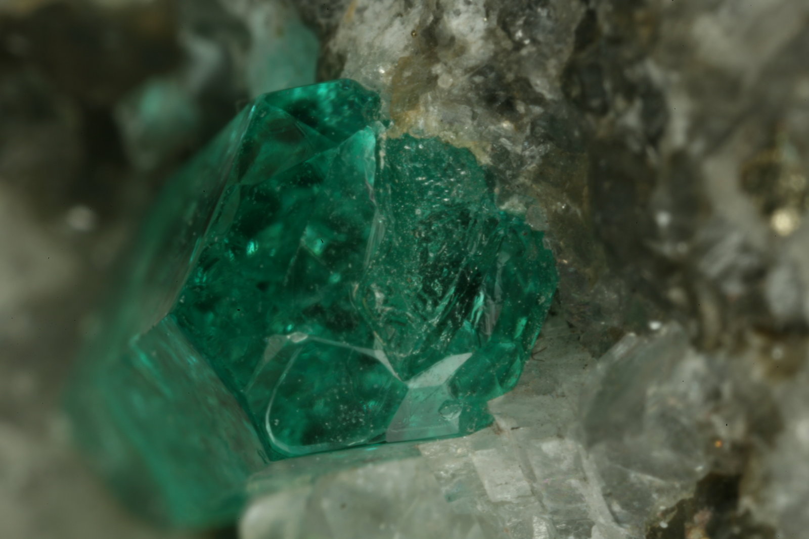 Beryl (variety emerald), Calcite, Pyrite
Detail - xl=9mm
(Autor: Fiebre Verde)