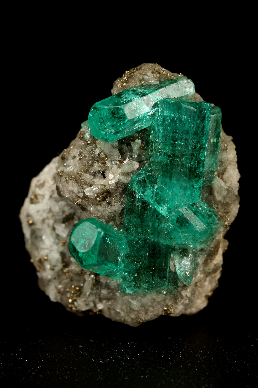 Beryl (variety emerald), Calcite, Pyrite
largest xl=11mm
(Autor: Fiebre Verde)