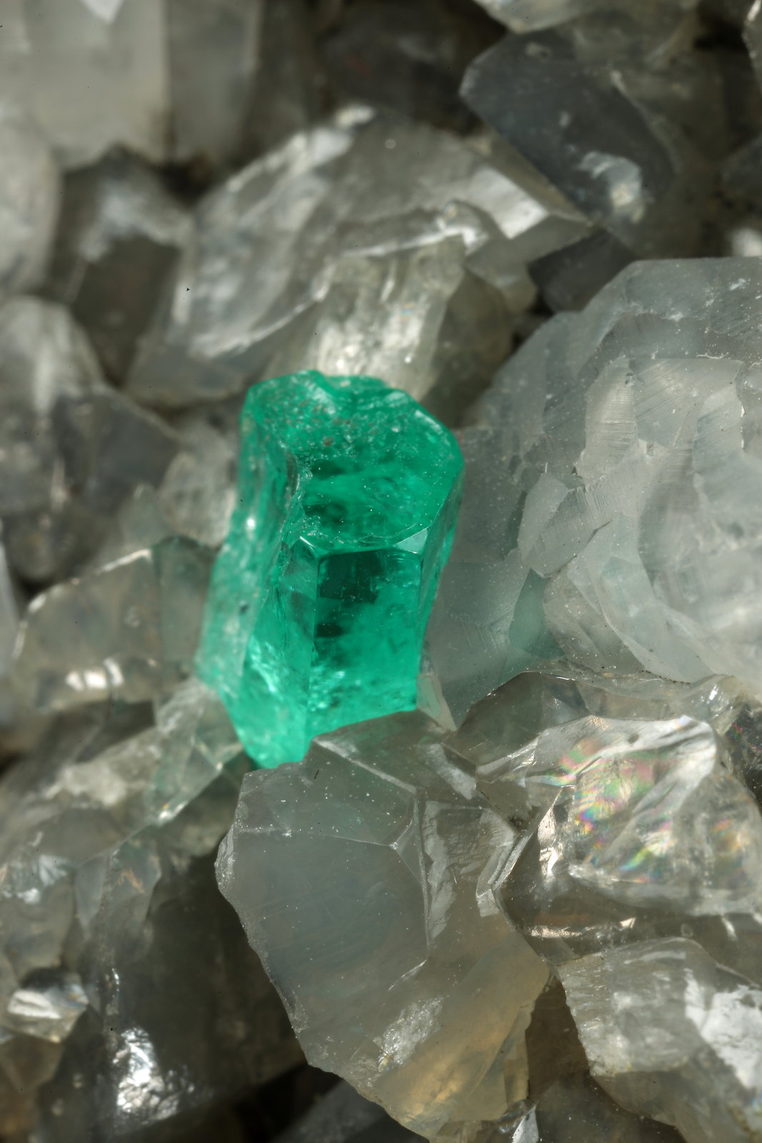 Beryl (variety emerald), Calcite, Dolomite, Pyrite
81x58x36mm, xls up to 6mm
(Autor: Fiebre Verde)