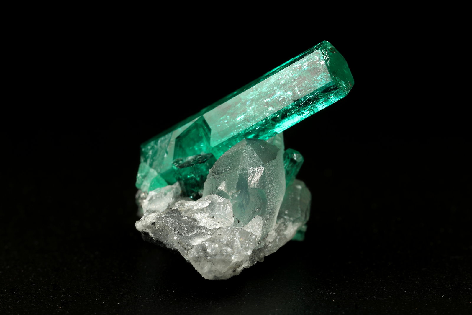 Beryl (variety emerald), Calcite
main xl=18x4.5mm
(Autor: Fiebre Verde)