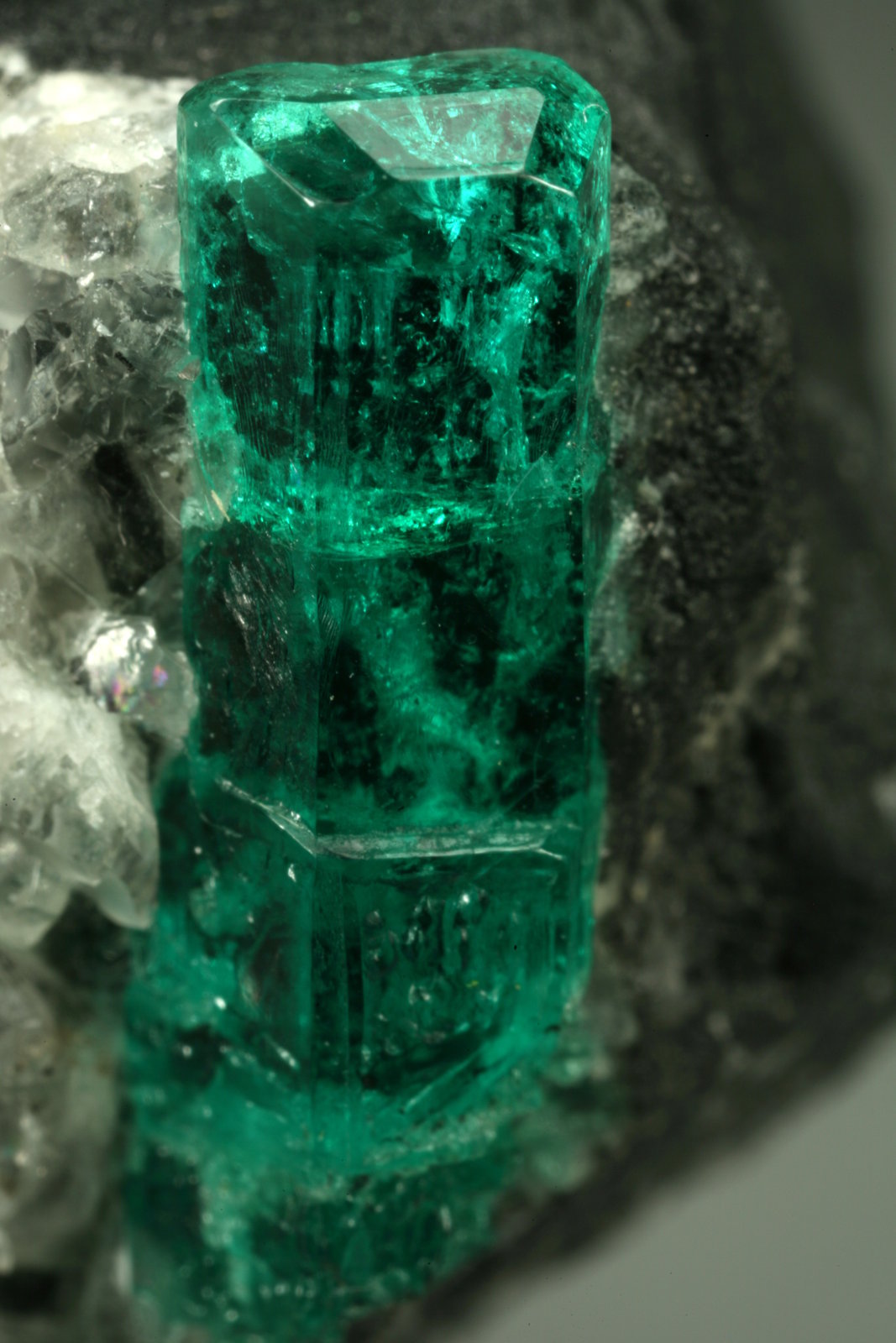 Beryl (variety emerald), Calcite
40mm across, xl=15mm
(Autor: Fiebre Verde)