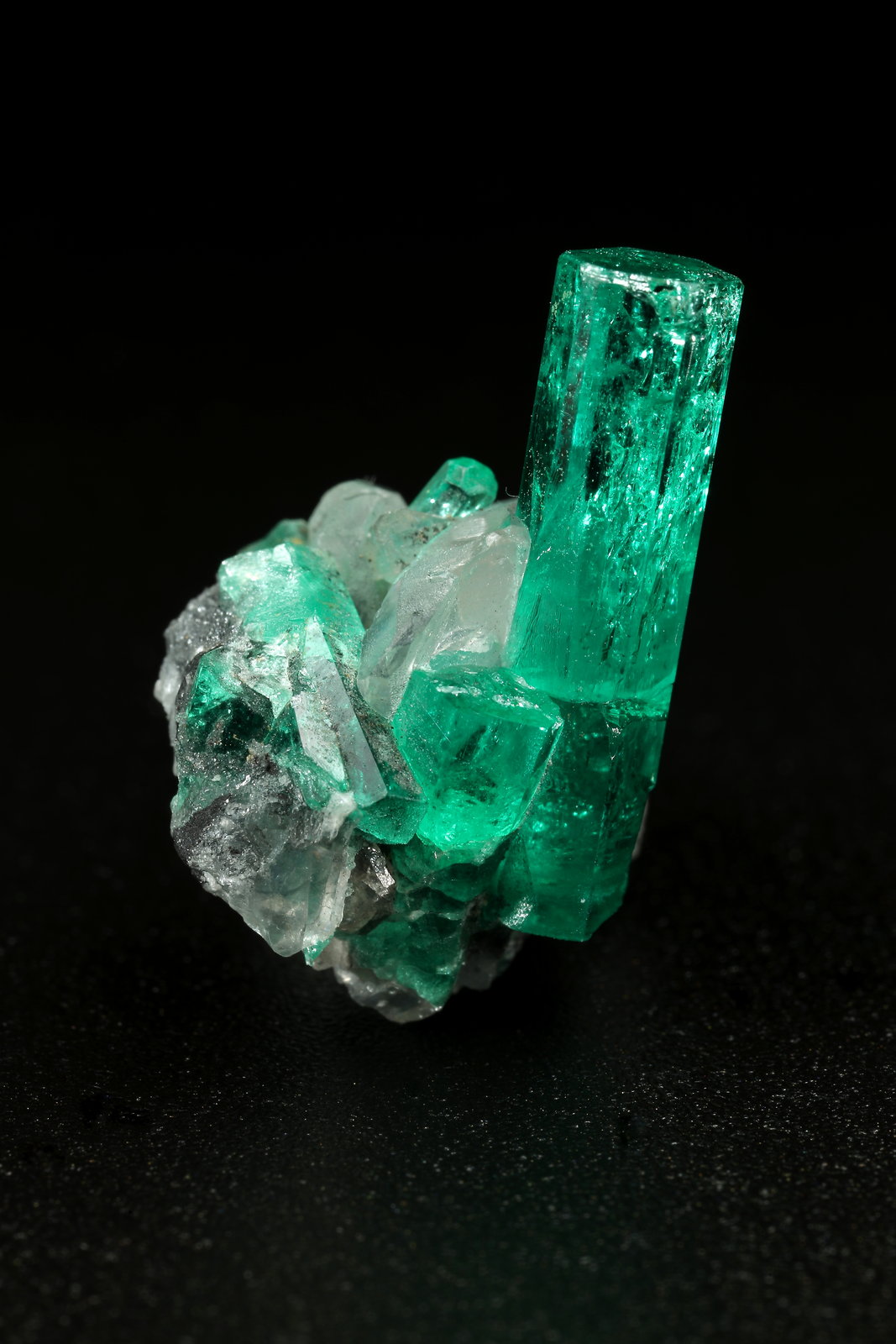 Beryl (variety emerald), Calcite
main xl=18x4.5mm
(Autor: Fiebre Verde)