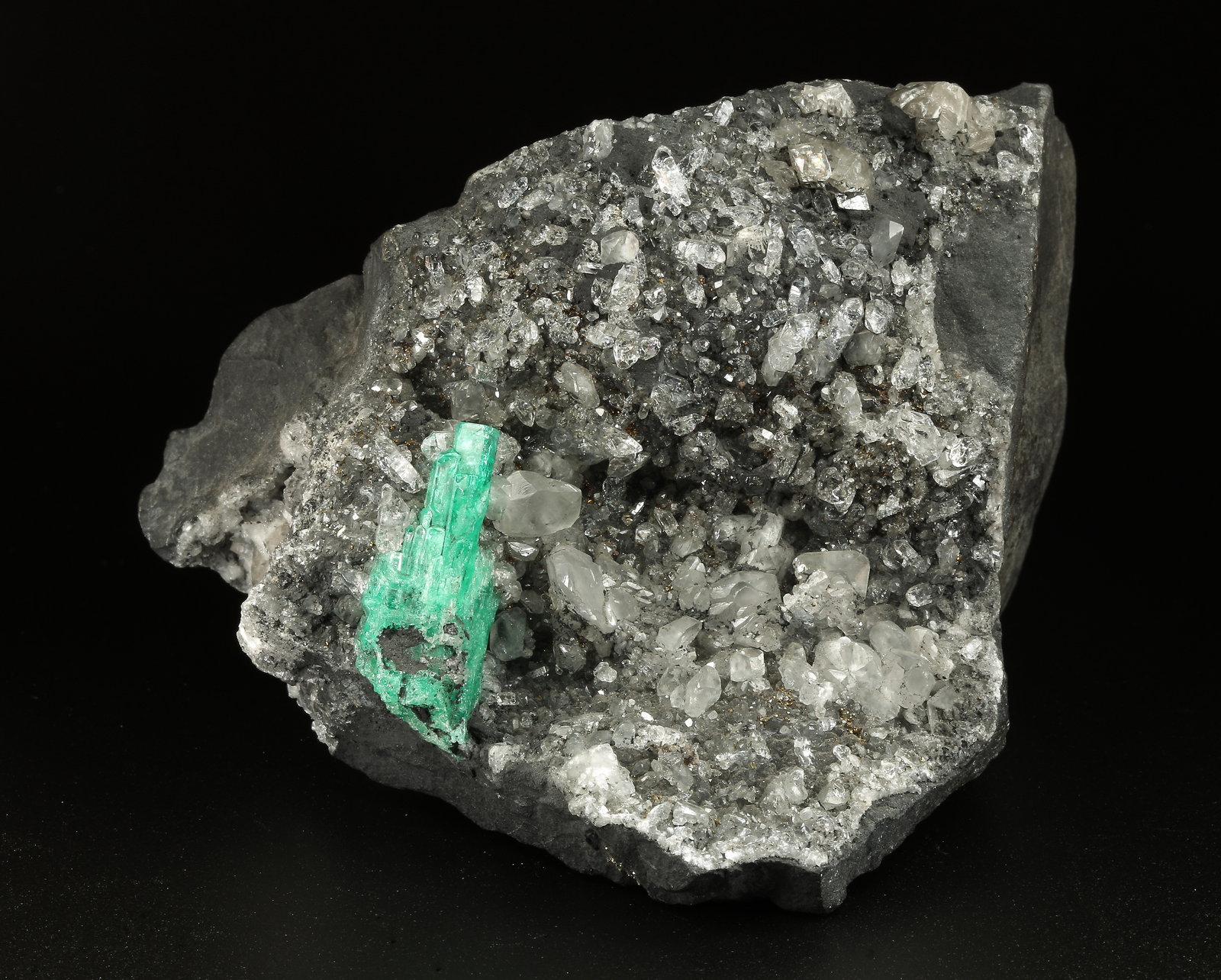 Beryl (variety emerald), Calcite, Pyrite
100x63x107mm, aggregate=30x11mm
(Autor: Fiebre Verde)