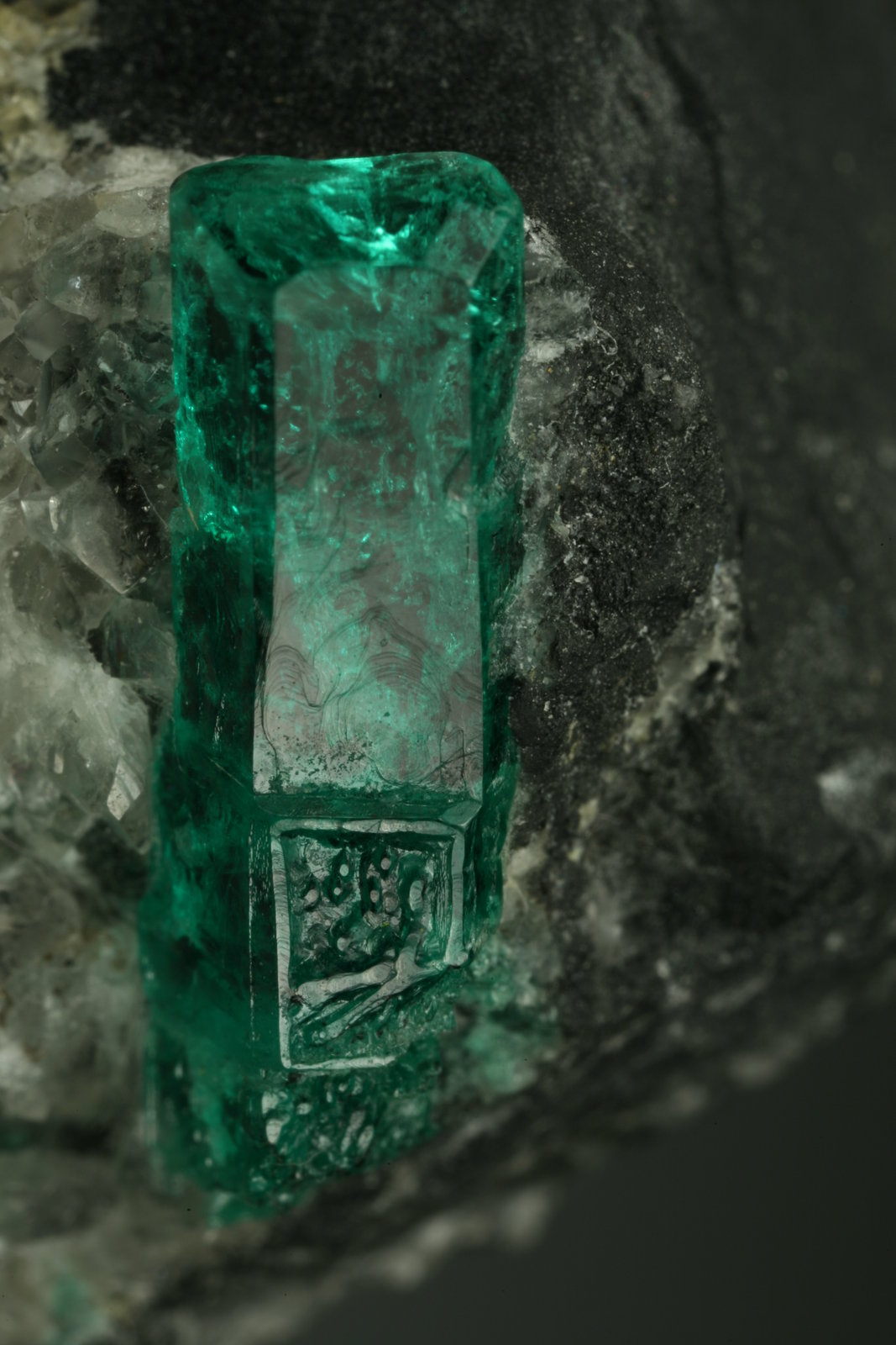 Beryl (variety emerald), Calcite
40mm across, xl=15mm
(Autor: Fiebre Verde)