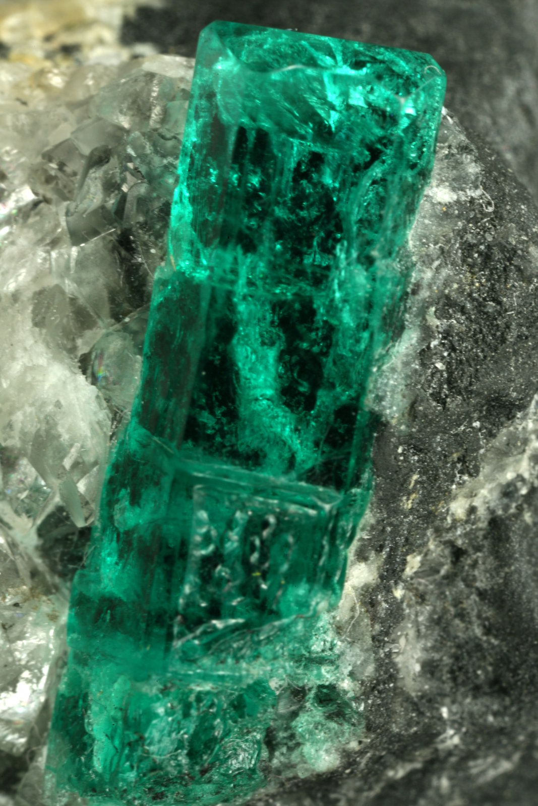 Beryl (variety emerald), Calcite
40mm across, xl=15mm
(Autor: Fiebre Verde)