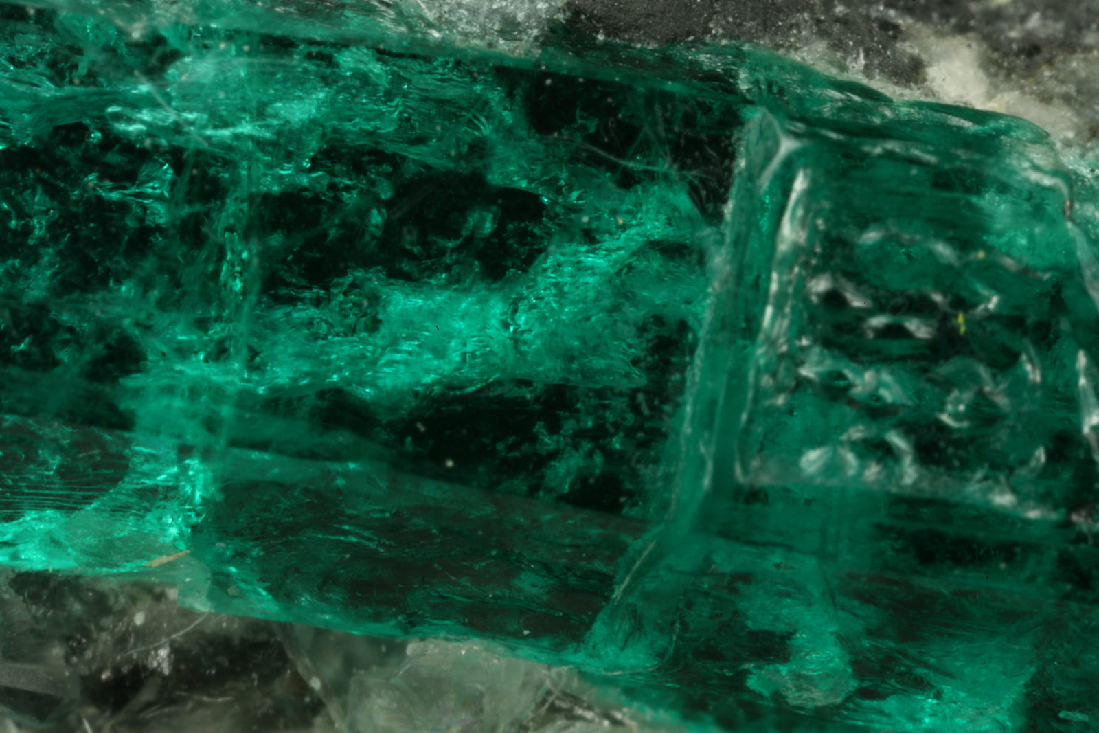 Beryl (variety emerald), Calcite
40mm across, xl=15mm
(Autor: Fiebre Verde)