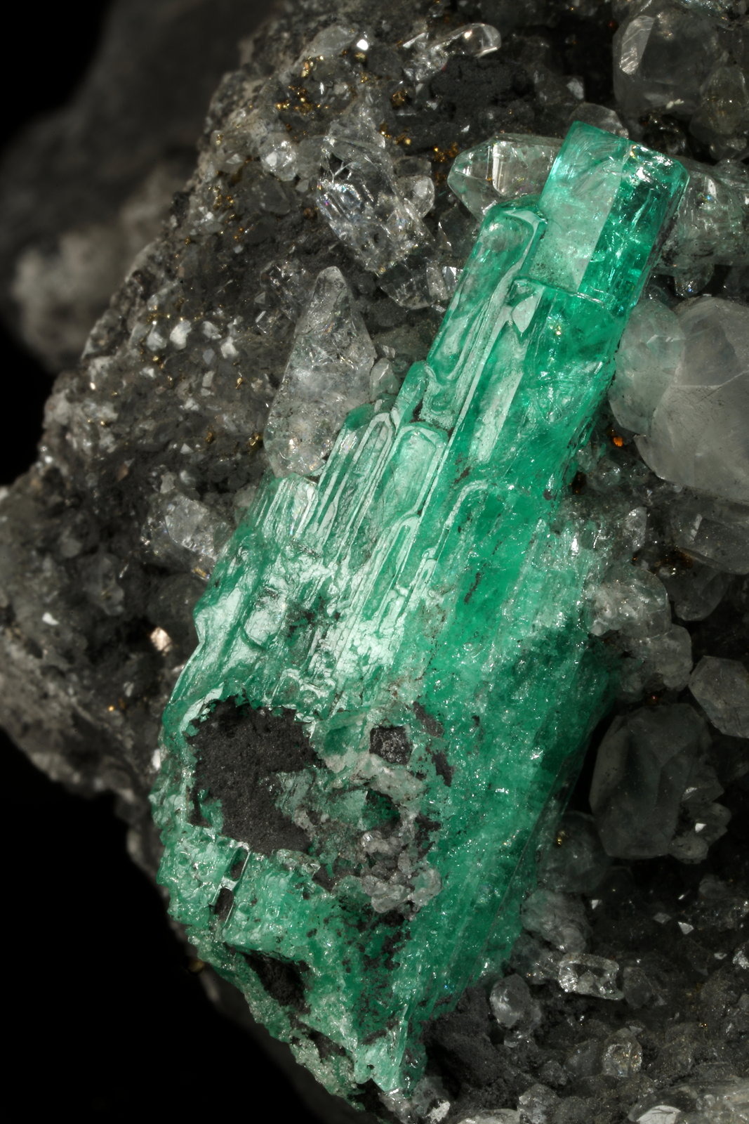 Beryl (variety emerald), Calcite, Pyrite
100x63x107mm, aggregate=30x11mm
(Autor: Fiebre Verde)