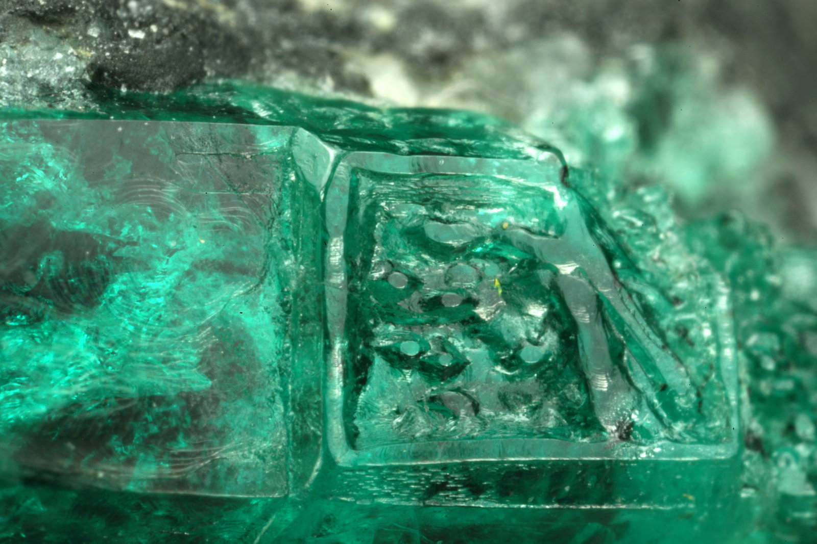 Beryl (variety emerald), Calcite
40mm across, xl=15mm
(Autor: Fiebre Verde)