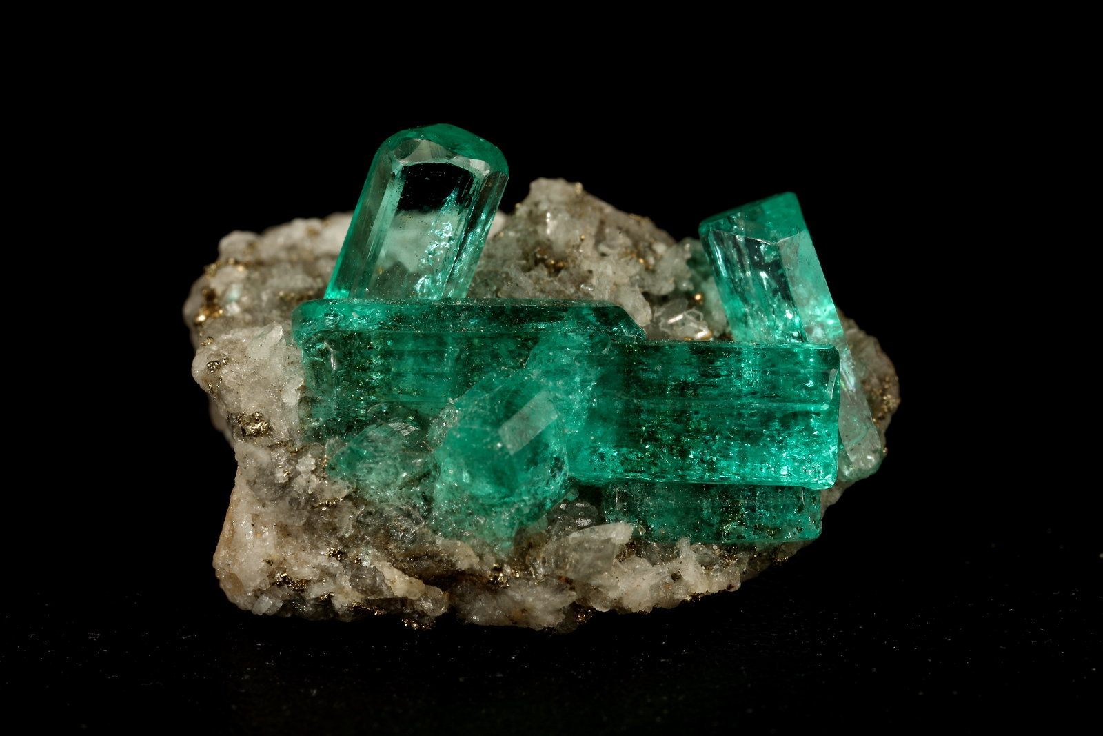 Beryl (variety emerald), Calcite, Pyrite
largest xl=11mm
(Autor: Fiebre Verde)