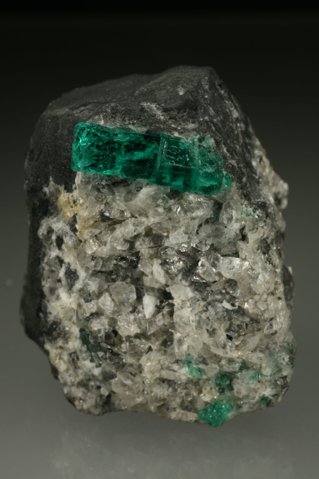 Beryl (variety emerald), Calcite
40mm across, xl=15mm
(Autor: Fiebre Verde)