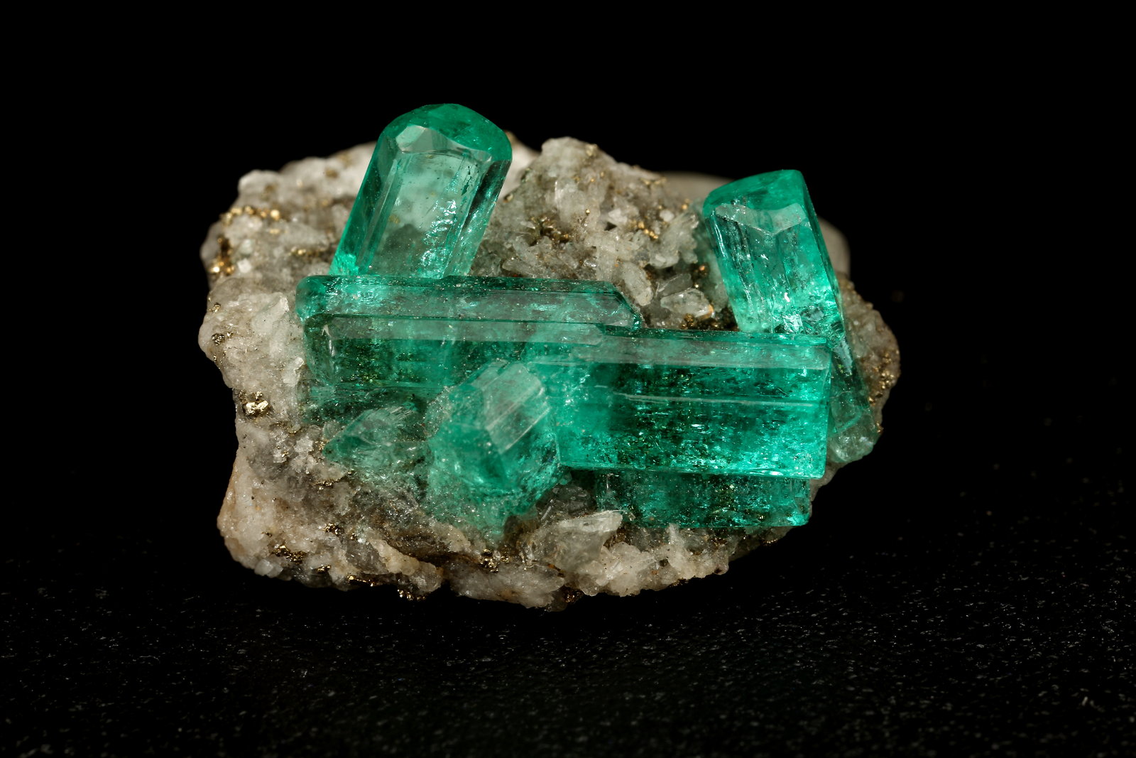 Beryl (variety emerald), Calcite, Quartz
largest xl=11mm
(Autor: Fiebre Verde)