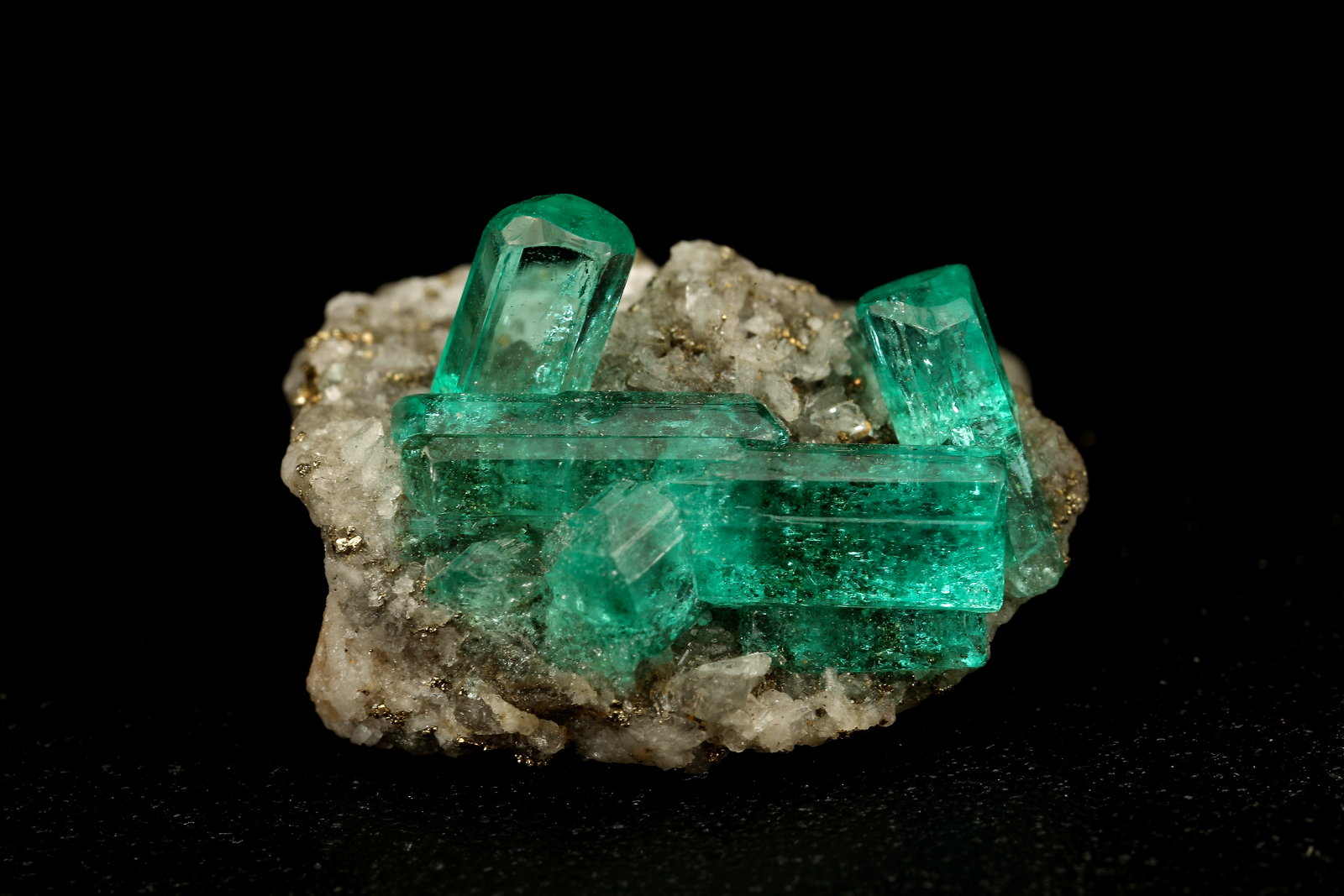 Beryl (variety emerald), Calcite, Pyrite
largest xl=11mm
(Autor: Fiebre Verde)