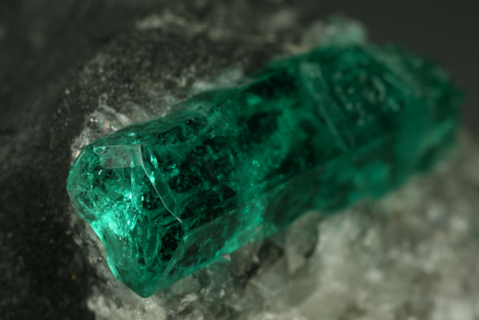 Beryl (variety emerald), Calcite
40mm across, xl=15mm
(Autor: Fiebre Verde)