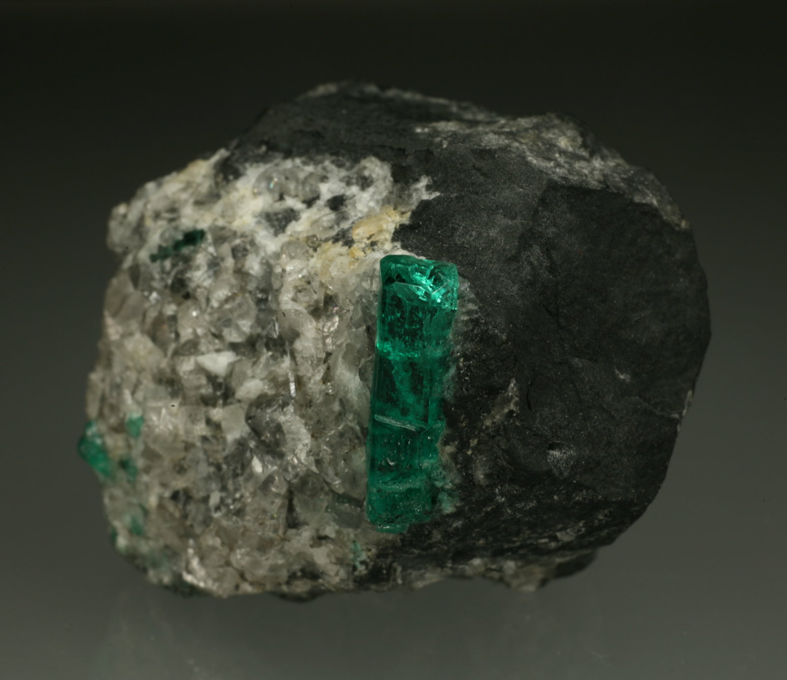Beryl (variety emerald), Calcite
40mm across, xl=15mm
(Autor: Fiebre Verde)