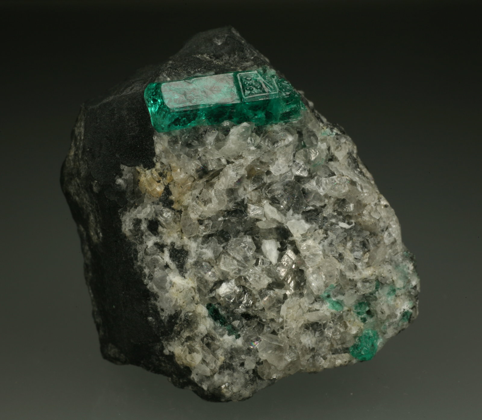 Beryl (variety emerald), Calcite
40mm across, xl=15mm
(Autor: Fiebre Verde)