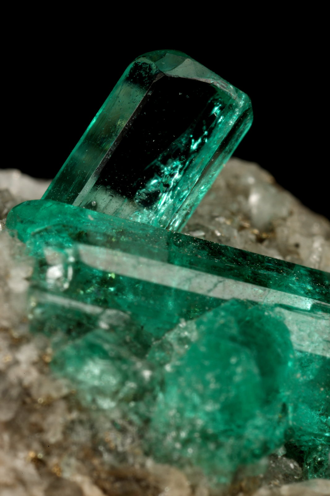 Beryl (variety emerald), Calcite, Pyrite
largest xl=11mm
(Autor: Fiebre Verde)